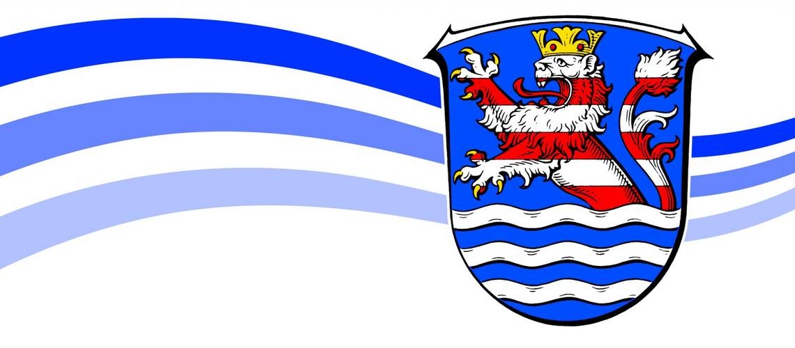 logo des Schwalm-Eder-Kreises, drei blaue Wellenlinien und blaun Wappen, darauf ist der rot weiße hessische Löwe mit goldener Krone zu sehen
