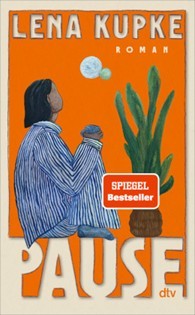 Buchcover des Romans „Pause“ von Lena Kupke. Auf orangefarbenem Hintergrund sind eine sitzende Person mit blau gestreiftem Umhang und eine große grüne Pflanze abgebildet. Auf dem Cover steht „Spiegel Bestseller