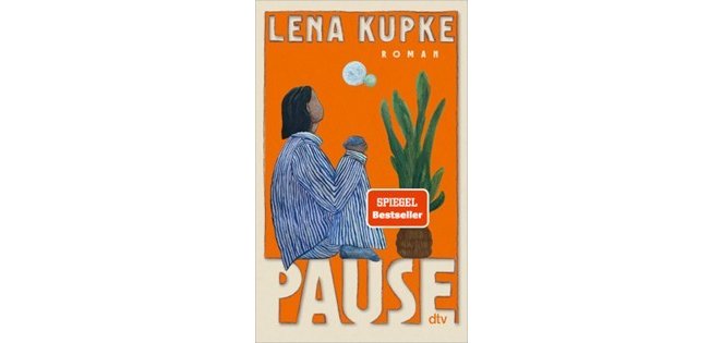 Buchcover des Romans „Pause“ von Lena Kupke. Auf orangefarbenem Hintergrund sind eine sitzende Person mit blau gestreiftem Umhang und eine große grüne Pflanze abgebildet. Auf dem Cover steht „Spiegel Bestseller