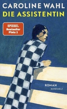Auf dem Bild ist das Cover des Spiegel Bestseller Romans Die Assistentin von Caroline Wahl  zu sehen. Das Cover ist blau-weiß gestreift und es ist eine stehende Person zu sehen, die einen blau weiß karierten Mantel trägt.