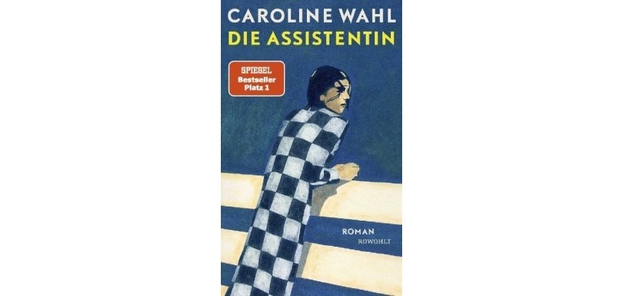 Auf dem Bild ist das Cover des Spiegel Bestseller Romans Die Assistentin von Caroline Wahl  zu sehen. Das Cover ist blau-weiß gestreift und es ist eine stehende Person zu sehen, die einen blau weiß karierten Mantel trägt.