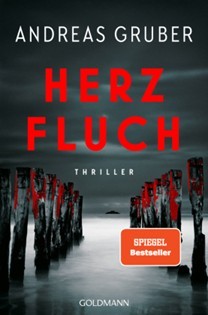 Es ist das Cover des Thrillers Herz Fluch zu sehen; das Buch ist vom Autor Andreas Gruber; ein Spiegel Beststeller aus dem Goldmannverlag. Es ist Wasser zu sehen; in dem Wasser stehen Holzpfosten.