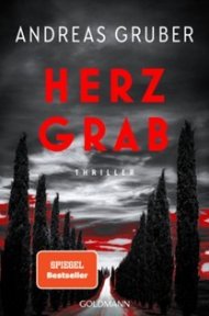 Es ist das Cover des Buches Herzgrab zu sehen; ein Spiegel Bestseller Thriller von Andreas Gruber erschienen im Golmann Verlag; aus dem Bild ist eine Allee aus Nadelbäumen zu sehen.