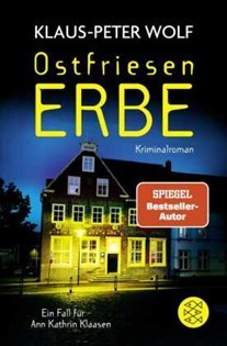 Es ist das Cover des Kriminalromas Ostfriesen Erbe ein Fall für Ann Kathrin Klaasen ; geschrieben von dem Spiegel Bestseller Autor Klaus-Peter Wolf ; auf dem Cover ist ein Haus bei Dunkelheit zu sehen; vor dem Haus leuchtet eine einzelne Laterne.