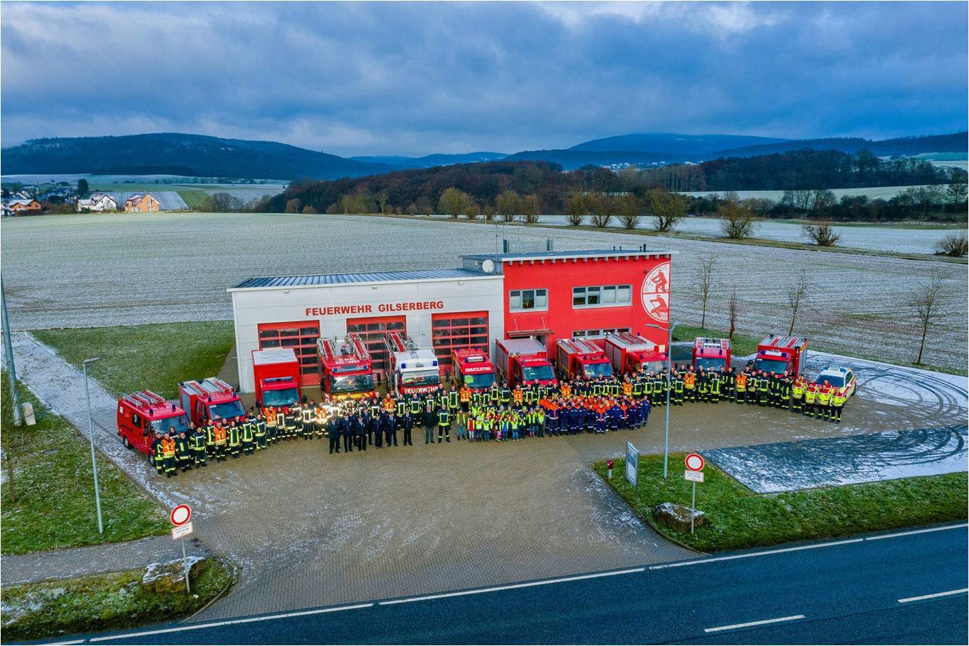 Bild der Feuerwehren vor dem Feuerwehrhaus in Gilserberg