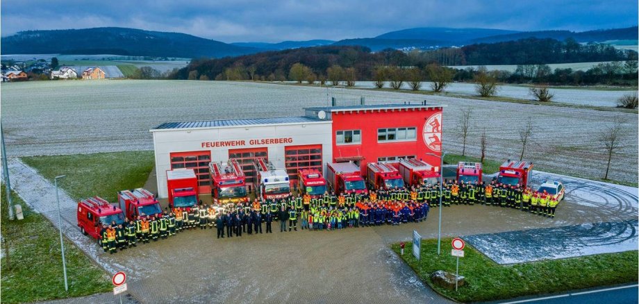 Bild der Feuerwehren vor dem Feuerwehrhaus in Gilserberg