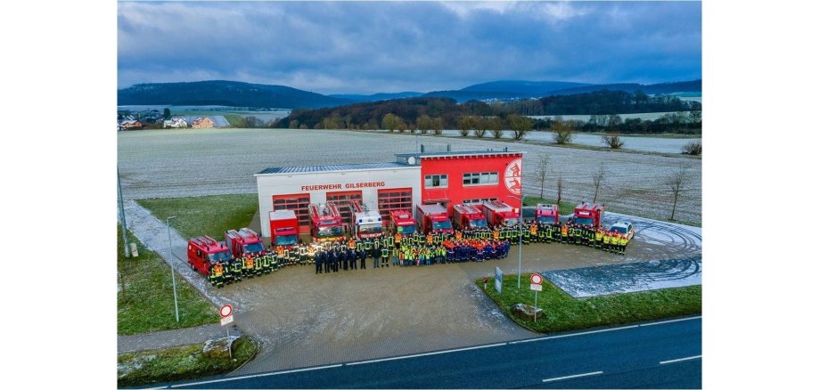 Bild der Feuerwehren vor dem Feuerwehrhaus in Gilserberg