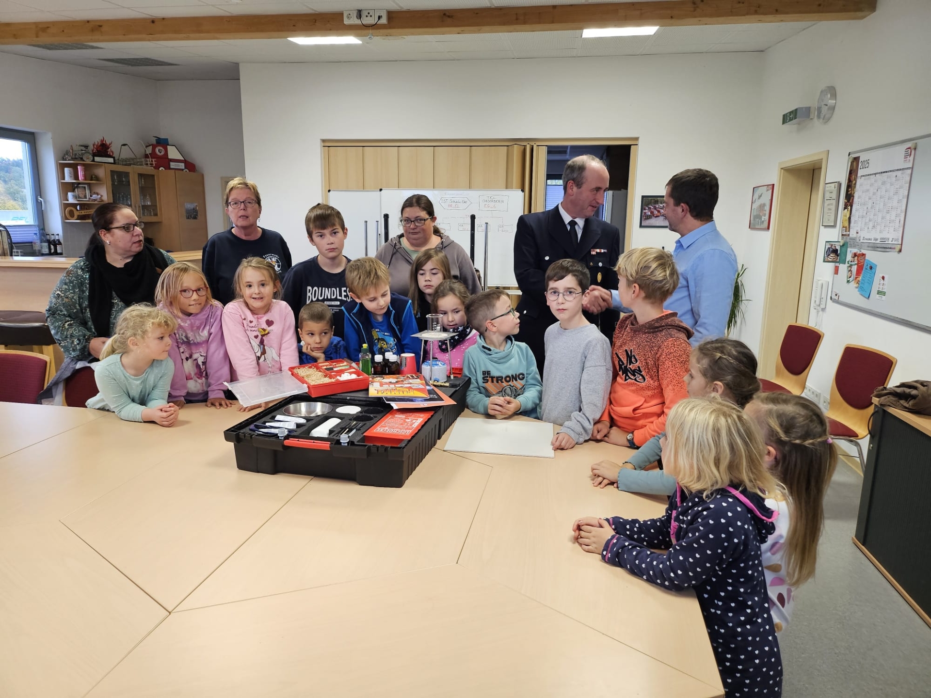 Auf dem Bild Mitglieder und Betreuer der Kinderfeuerwehr mit Gemeindebrandinspektor und Spender; bei der Spendenübergabe