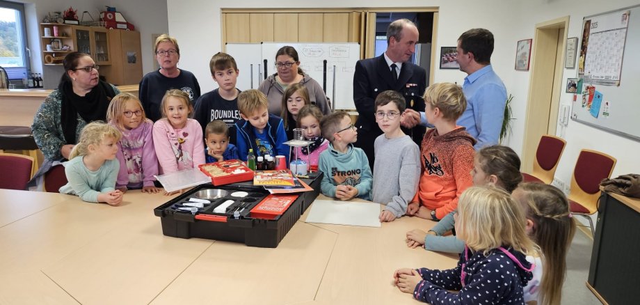 Auf dem Bild Mitglieder und Betreuer der Kinderfeuerwehr mit Gemeindebrandinspektor und Spender; bei der Spendenübergabe
