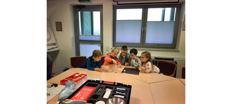 Kinder mit dem Experimentenkoffer 
