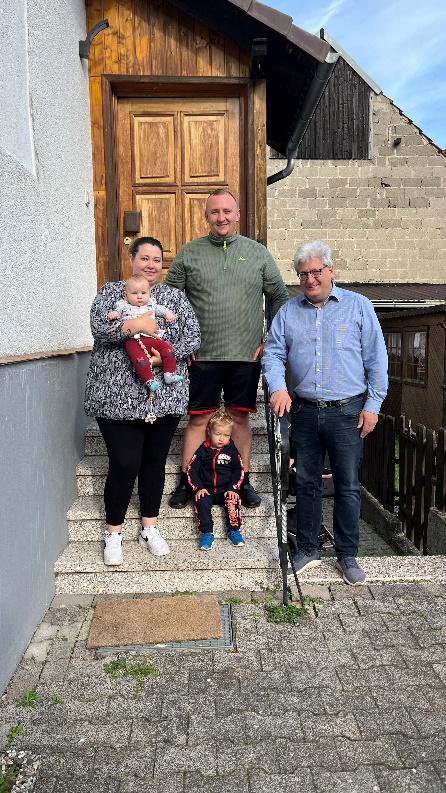 Steve Korn mit seiner Frau Regina Korn und den beiden Kindern Ben Steffen und Lea Jeannette sowie Bürgermeister Rainer Barth.