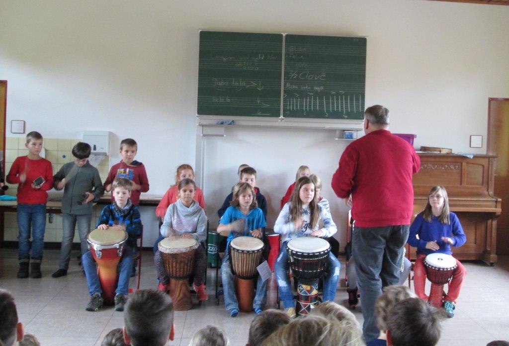 Kinder der Klasse 4 b bei der Projektwoche „Trommel-Kids“ mit geliehenen Instrumenten