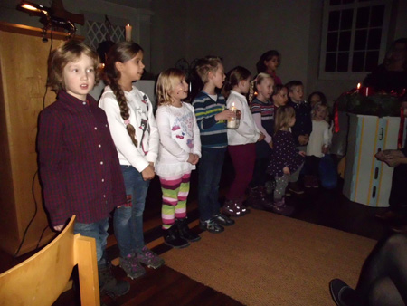 Das Bild zeigt die Kindergottesdienstkinder bei einem Liedvortrag