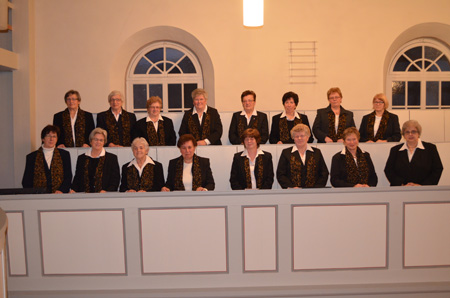 Das Bild zeigt den Singkreis Winterscheid bei der Probe für den Gottesdienst