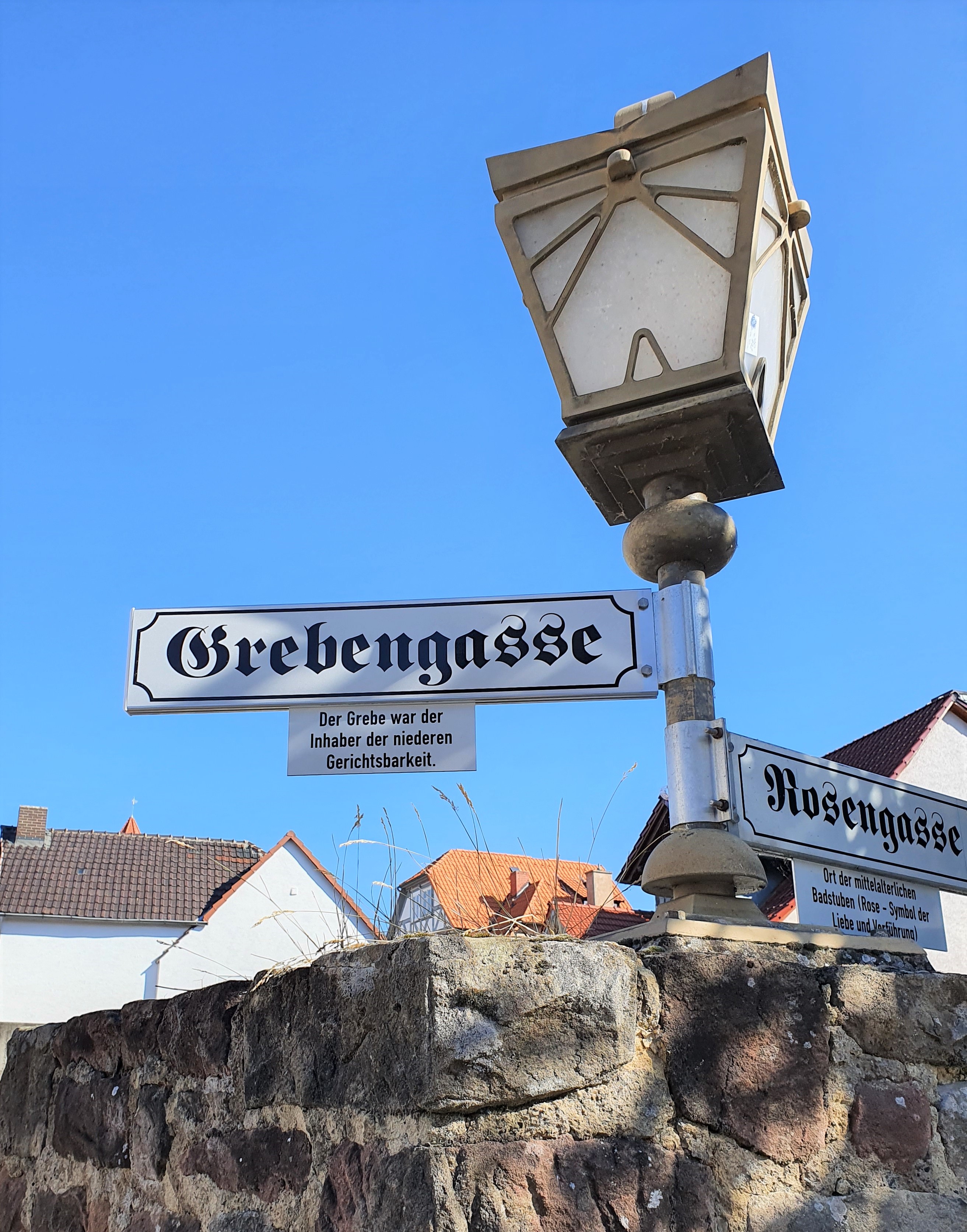 Die historischen Staßennamen der Dom- und Kaiserstadt in Fritzlar werden neuerdings durch Indexschilder erläutert.
