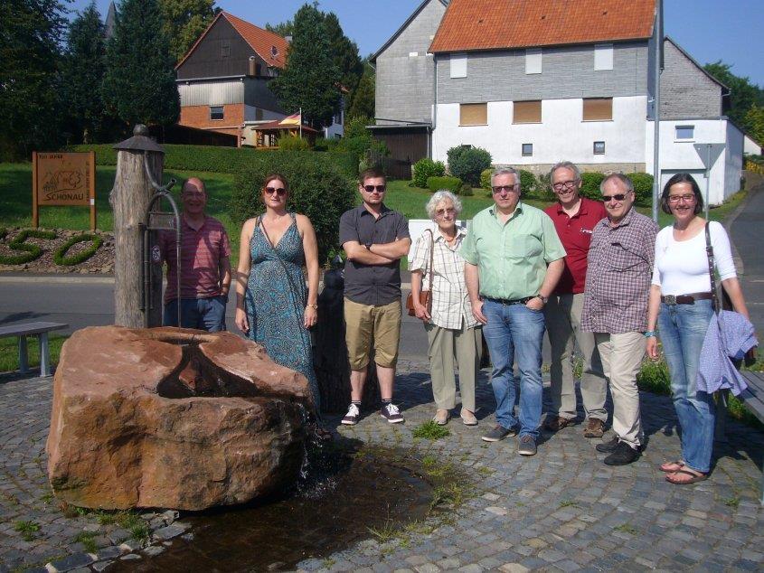 Ortsbeirats- und SPD-Fraktionsmitglieder mit MdL Regine Müller am Schönauer Dorfbrunnen.