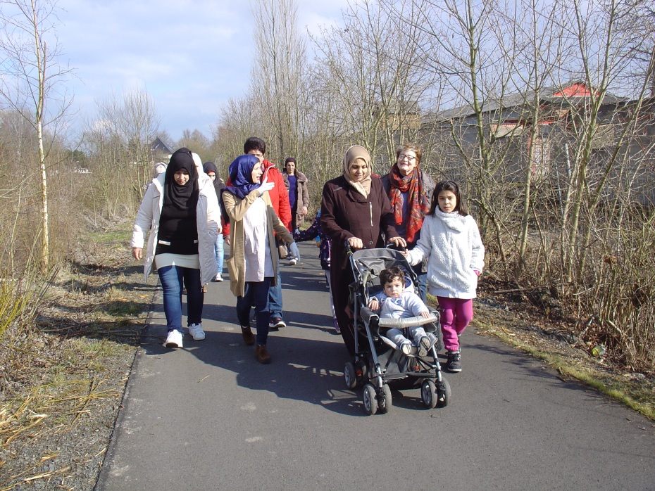 Landfrauen aus Willingshausen und Sachsenhausen holten die Frauen mit ihren Kindern im  Chinapark ab und spazierten mit ihnen zum DGH Ascherode.