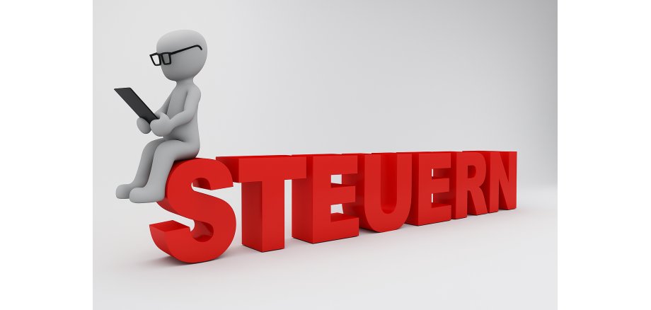 Das Wort Steuern in rot und 3D auf dem eine weiße Figur mit Brille und Handy in der Hand sitzt
