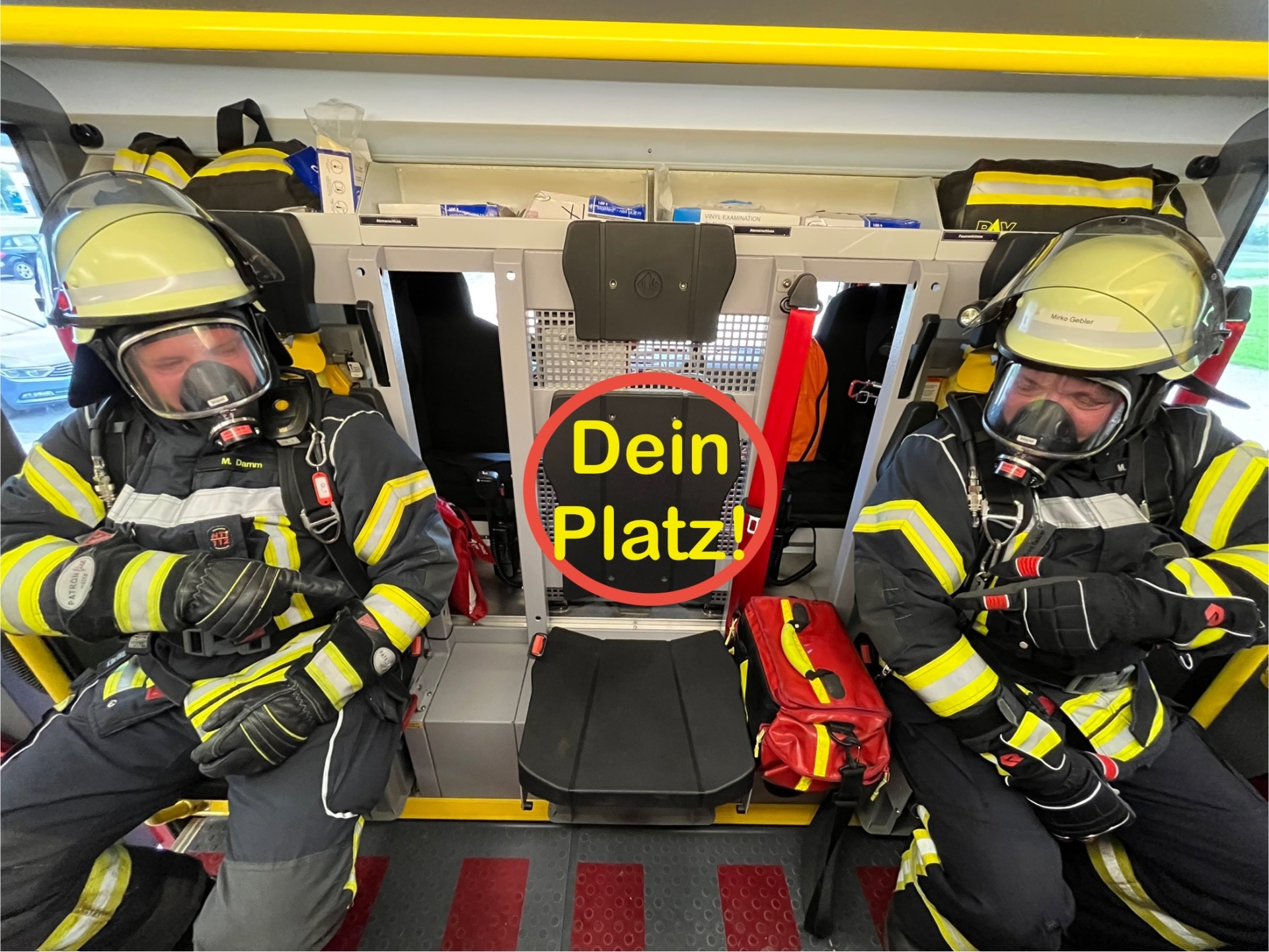 Auf dem foto sind zwei Personen mit Outfit der Feuerwehr zu sehen, die in einem Feuerwehrauto sitzen und auf einen leeren Platz in der Mitte zeigen. Auf dem leeren Platz steht mittig Dein Platz in gelber Schrift, um die Wörder ist ein roter Kreis.