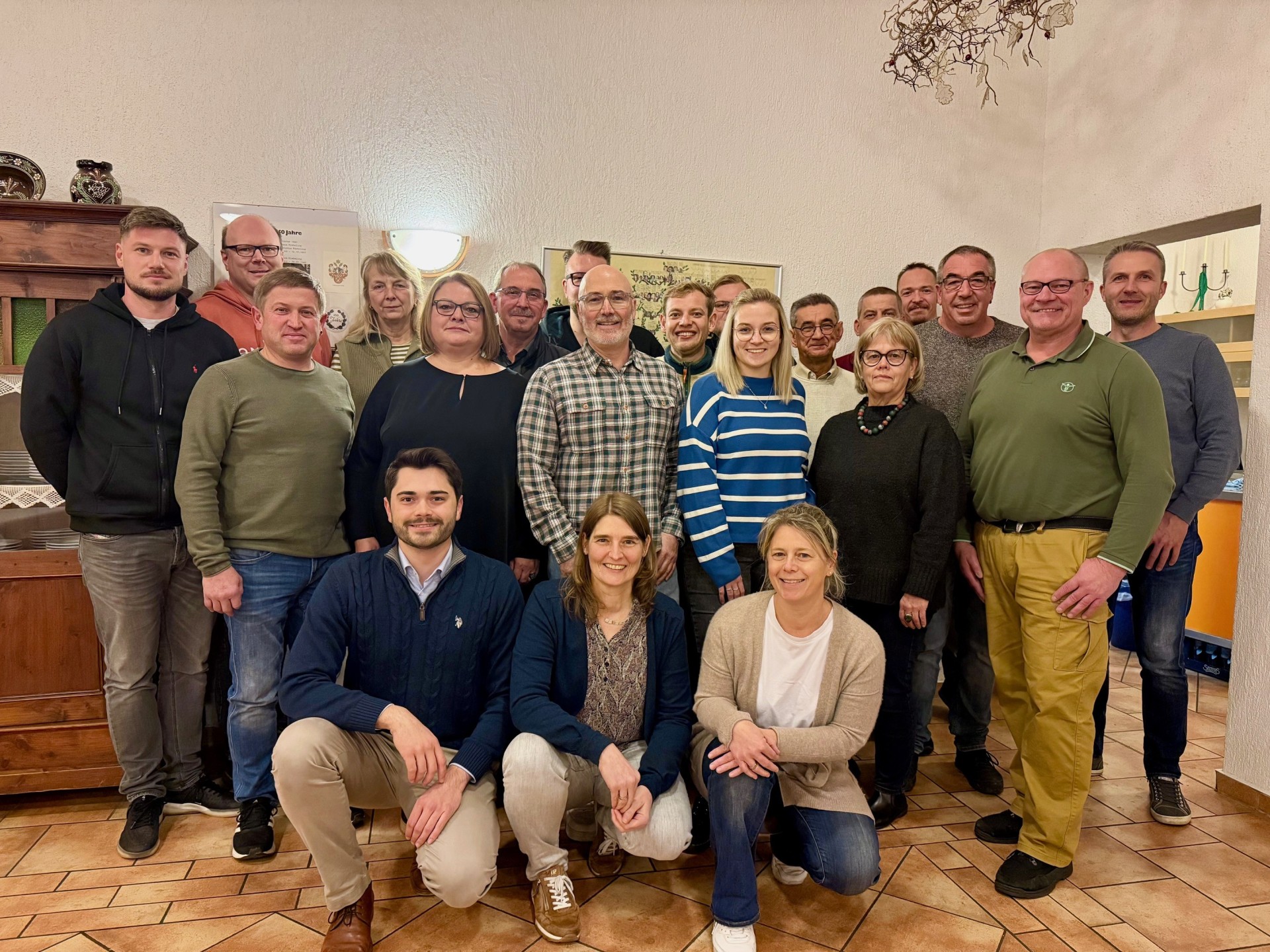 Auf dem Bild sind mehrere Personen zu sehen