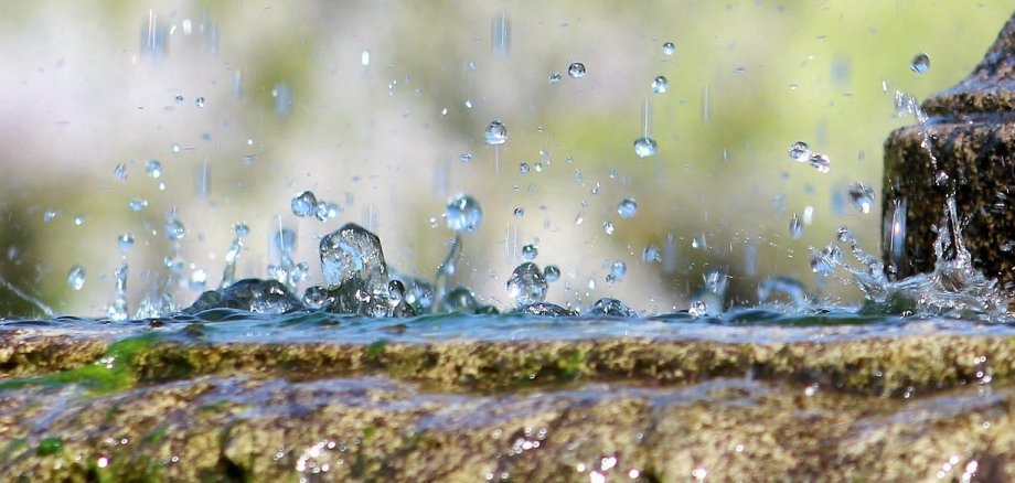 Wasser und Wassertropfen