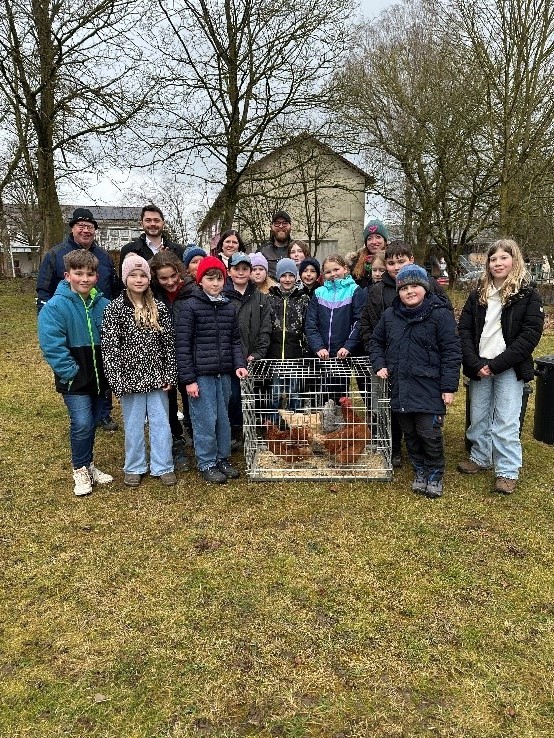 Gruppenbild bei der Übergabe der Hühner an der Hochlandschule in Gilserberg (Bildautor: Julian Klagholz | Kreisverwaltung Schwalm-Eder)