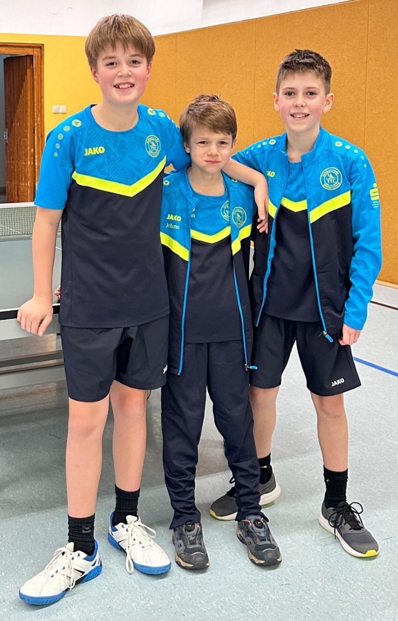 Es ist ein Foto von drei Jungen zu sehen Auf dem Bild ein Teil unserer Jugend-13, L. Nebe, J. Lecher und T. Köneke. Es fehlen Ilhan Zengin und Johannes Dädelow.