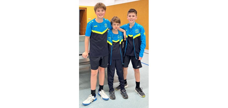 Es ist ein Foto von drei Jungen zu sehen Auf dem Bild ein Teil unserer Jugend-13, L. Nebe, J. Lecher und T. Köneke. Es fehlen Ilhan Zengin und Johannes Dädelow.