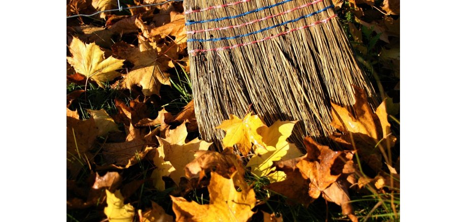 Besen mit Laub