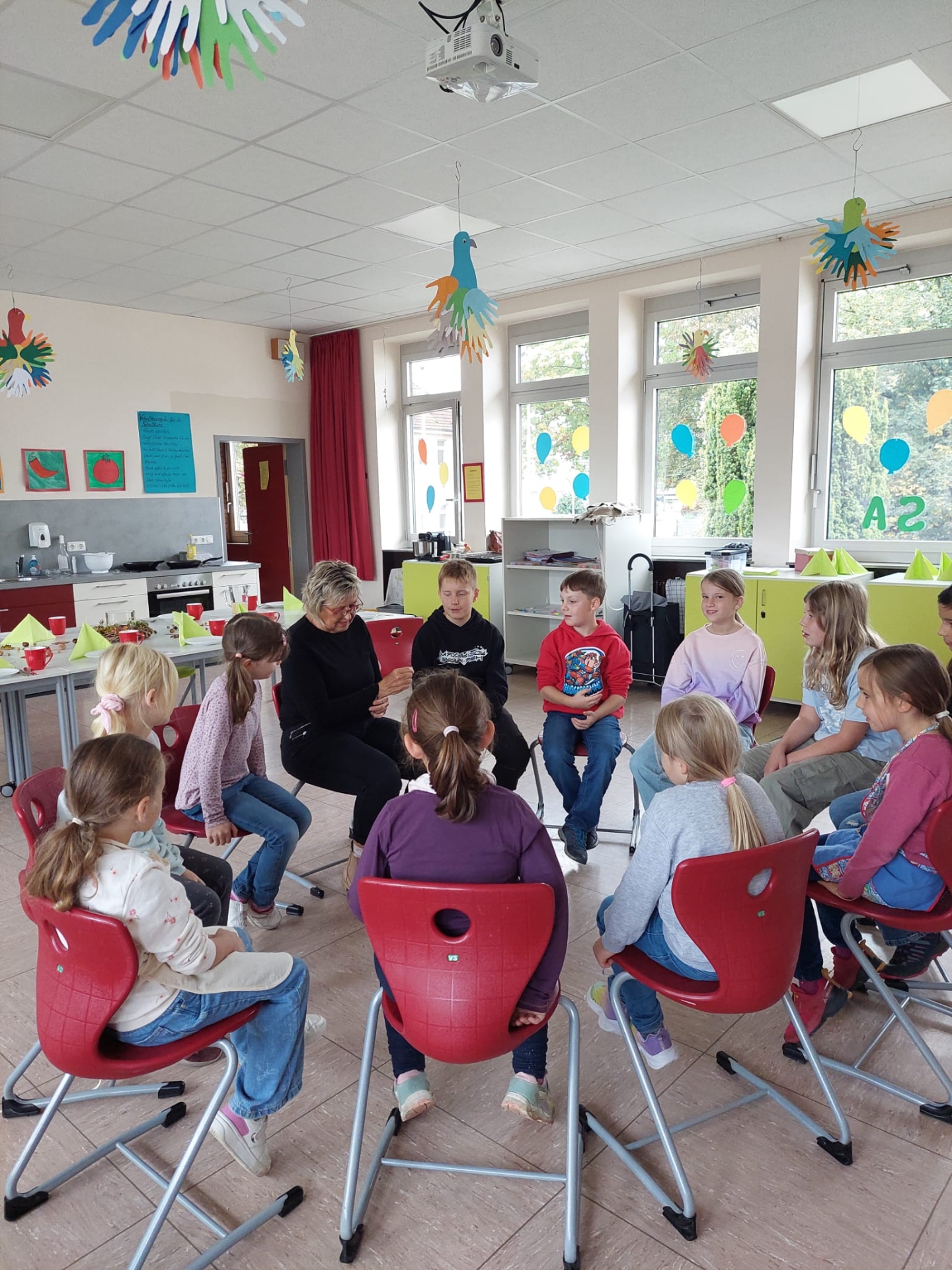 Kinder in einem Stuhlkreis