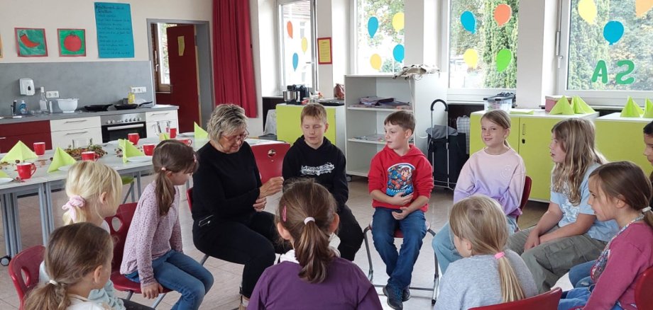 Kinder in einem Stuhlkreis