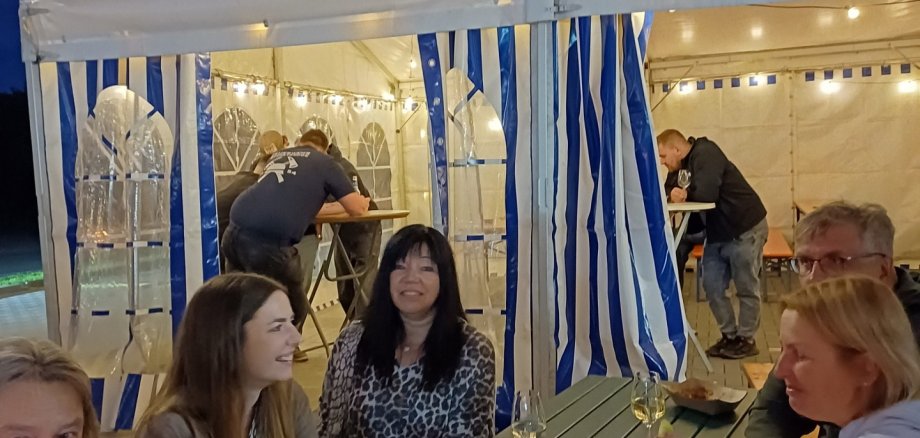 Bild mit Besuchern des Weinfestes