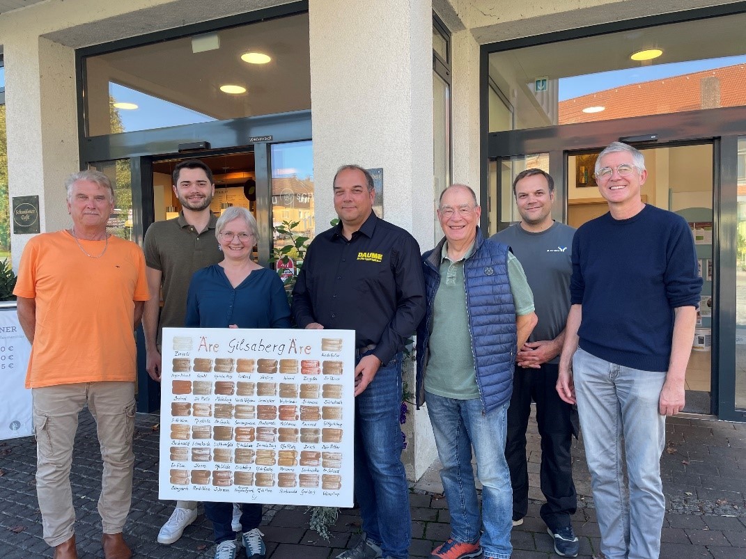 Sieben Personen auf mit dem Kunstwerk Äre Gilserberg