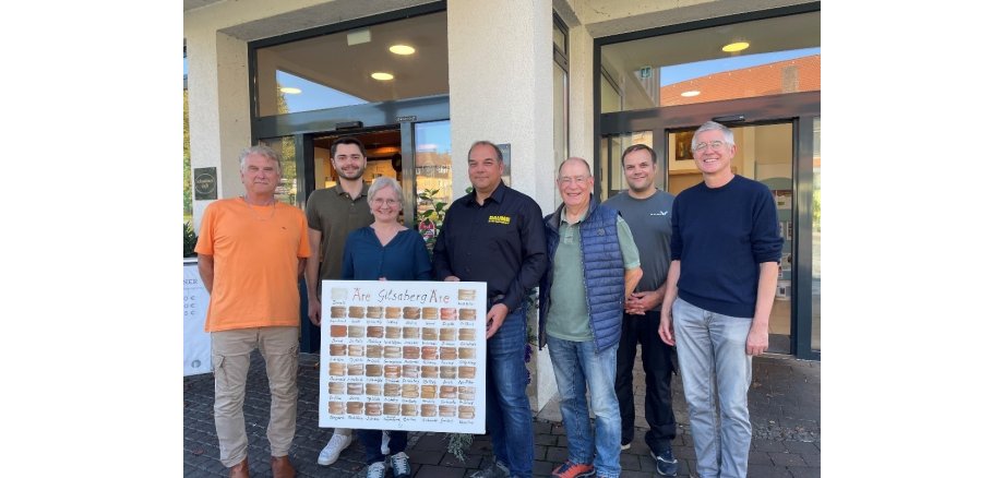 Sieben Personen auf mit dem Kunstwerk Äre Gilserberg