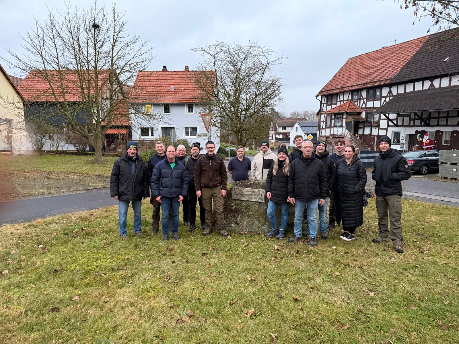 Auf dem Bild sind Mitglieder der freiwilligen Feuerwehr Sebbeterode im Ortsteil Schönau zu sehen