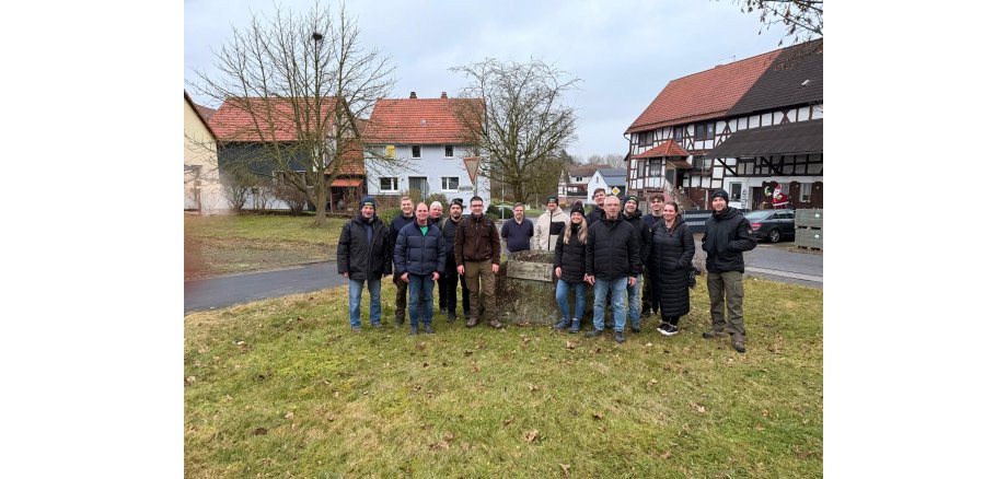Auf dem Bild sind Mitglieder der freiwilligen Feuerwehr Sebbeterode im Ortsteil Schönau zu sehen