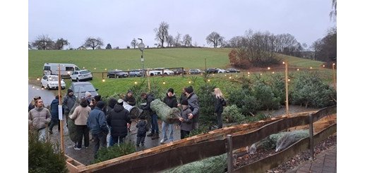 Auf dem Bild sind Personen am Vereinsheim in Itzenhain zu sehen