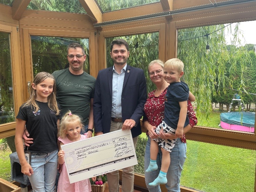 Bürgermeister Daum mit Familie Tucholski