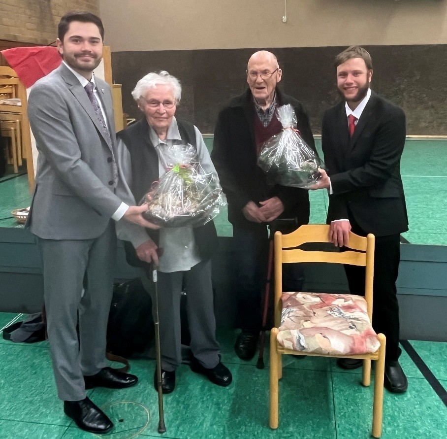 Bildunterschrift von links nach rechts: Herr Lukas Daum (Bürgermeister der Gemeinde Gilserberg), Frau Margarete Grebe (älteste Teilnehmerin), Herr Heinrich Damm (ältester Teilnehmer), Herr Torben Scherf (Pfarrer des Kirchspiels Lischeid)