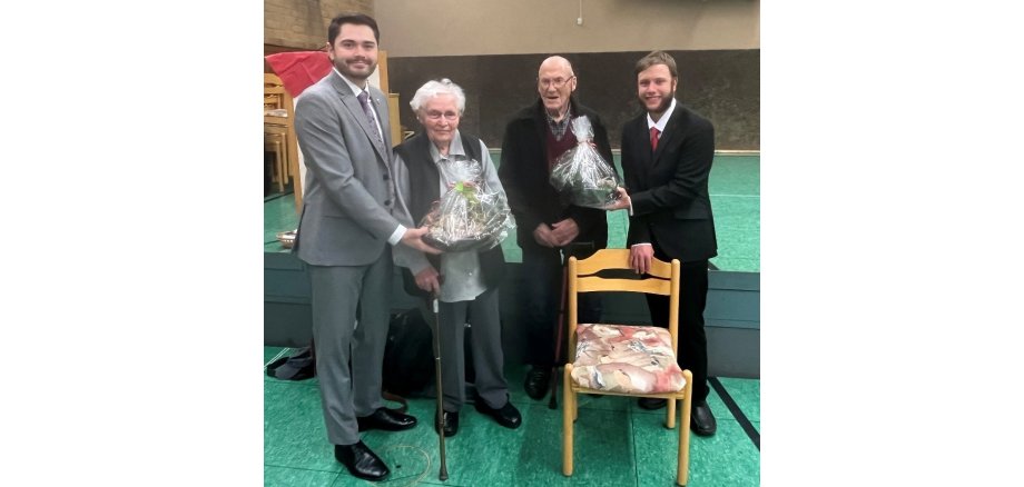 Bildunterschrift von links nach rechts: Herr Lukas Daum (Bürgermeister der Gemeinde Gilserberg), Frau Margarete Grebe (älteste Teilnehmerin), Herr Heinrich Damm (ältester Teilnehmer), Herr Torben Scherf (Pfarrer des Kirchspiels Lischeid)