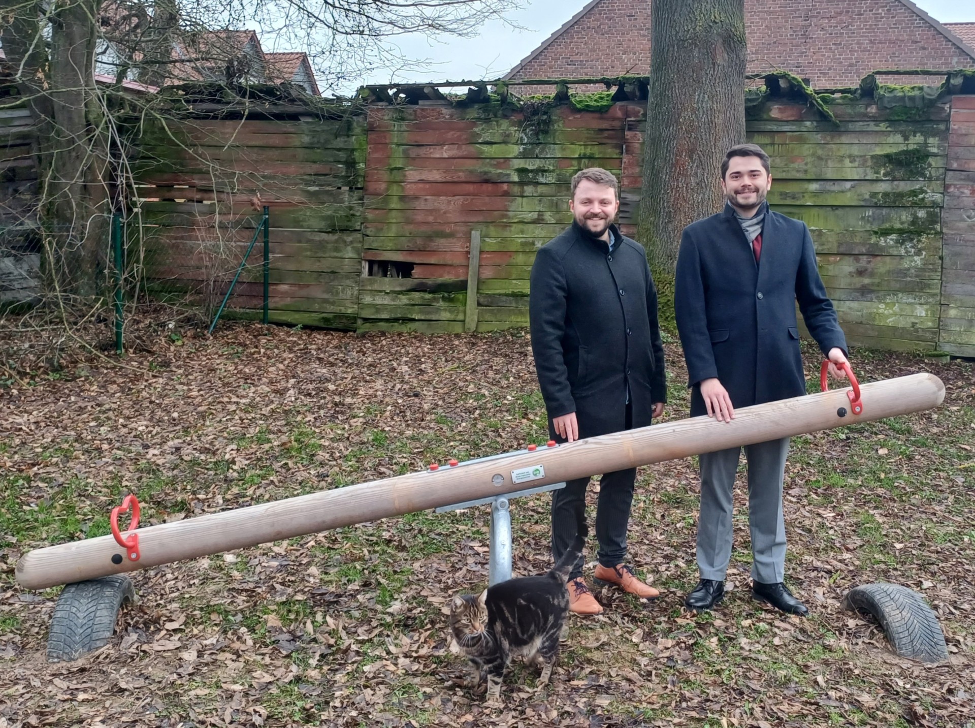 Auf dem Bild zu sehen: Bürgermeister Lukas Daum mit André Jüttner, Vertreter Leiter der EAM Netzregion Borken/Bebra neben der neuen Wippe auf dem Spielplatz in Sebbeterode