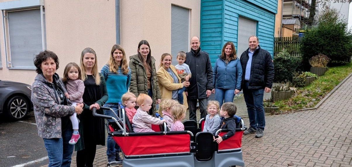 Auf dem Foto zu sehen: Krippenkinder mit Eltern und Erzieherinnen sowie Mitarbeiter der VR VerbundBank eG