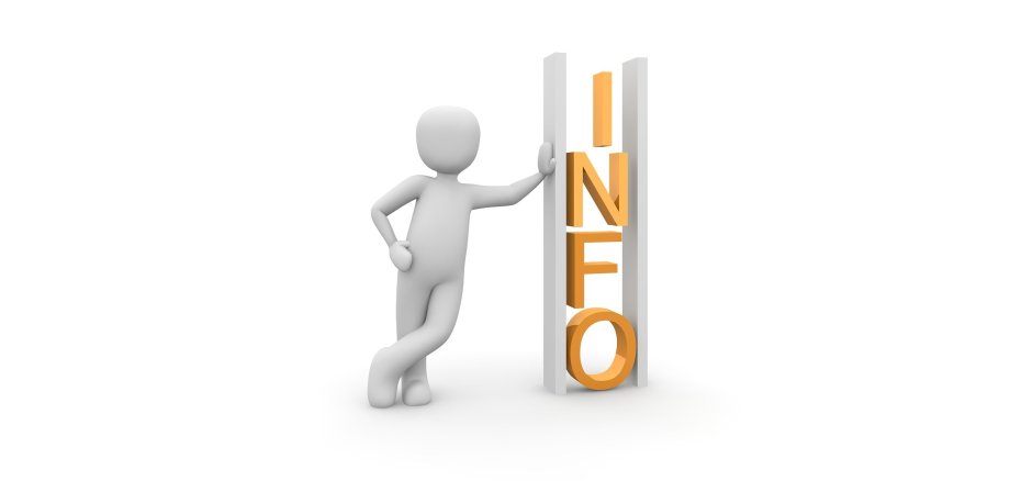 Eine weiße Figur, die an dem gelben 3D Wort Info lehnt