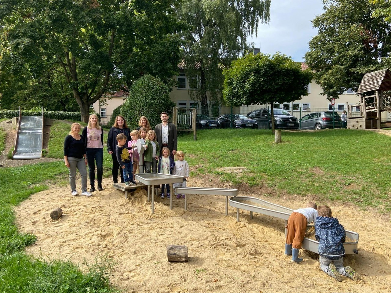 Kinder spielem an neuer Wasserbaustelle auf dem Spielplatz 