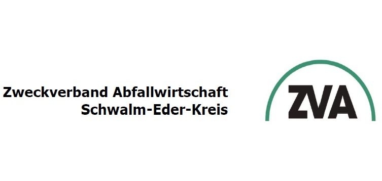 Auf dem Bild ist das Logo des ZVA Zweckverbandes Abfallwirtschaft Schwalm-Eder zu sehen. Das Logo ist weiß; über den Buchstaben ZVA ist ein grüner Halbkreis