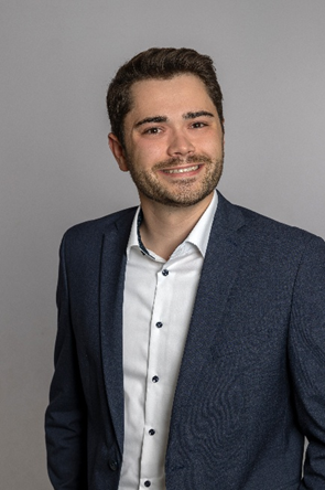 Es ist ein Foto des Bürgermeisters zu sehen.