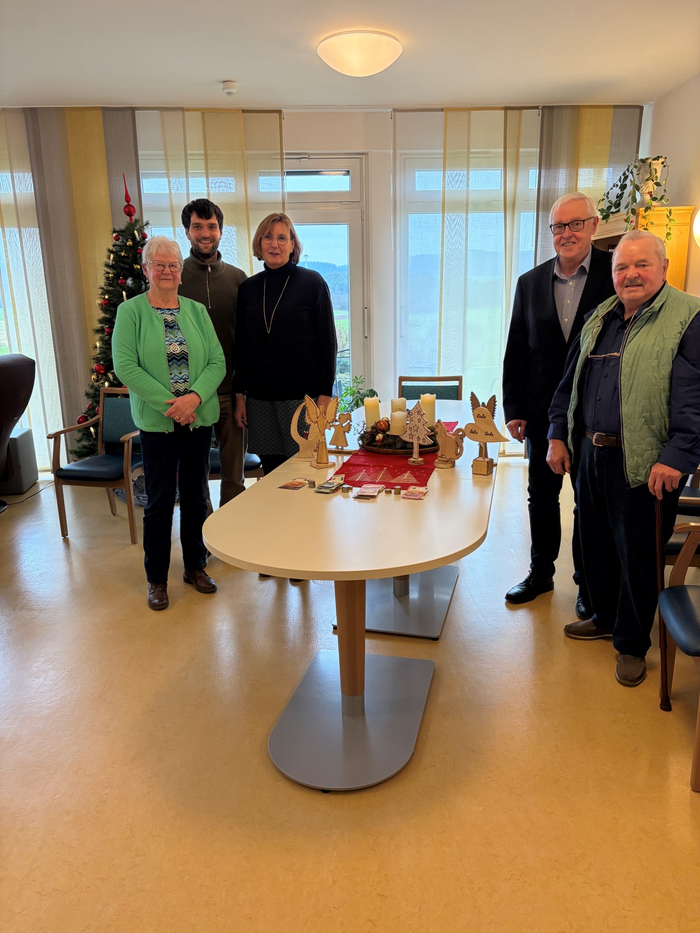 Es sind Personen um einen Tisch zu sehen von links nach rechts.: Anneliese Dickel, Lukas Stollenwerk, Erika Karama, Lothar Vestweber, Paul Dickel .