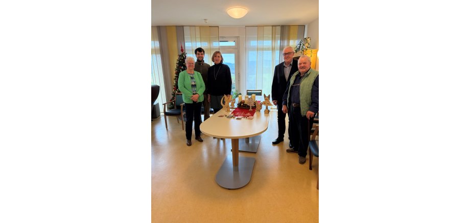 Es sind Personen um einen Tisch zu sehen von links nach rechts.: Anneliese Dickel, Lukas Stollenwerk, Erika Karama, Lothar Vestweber, Paul Dickel .