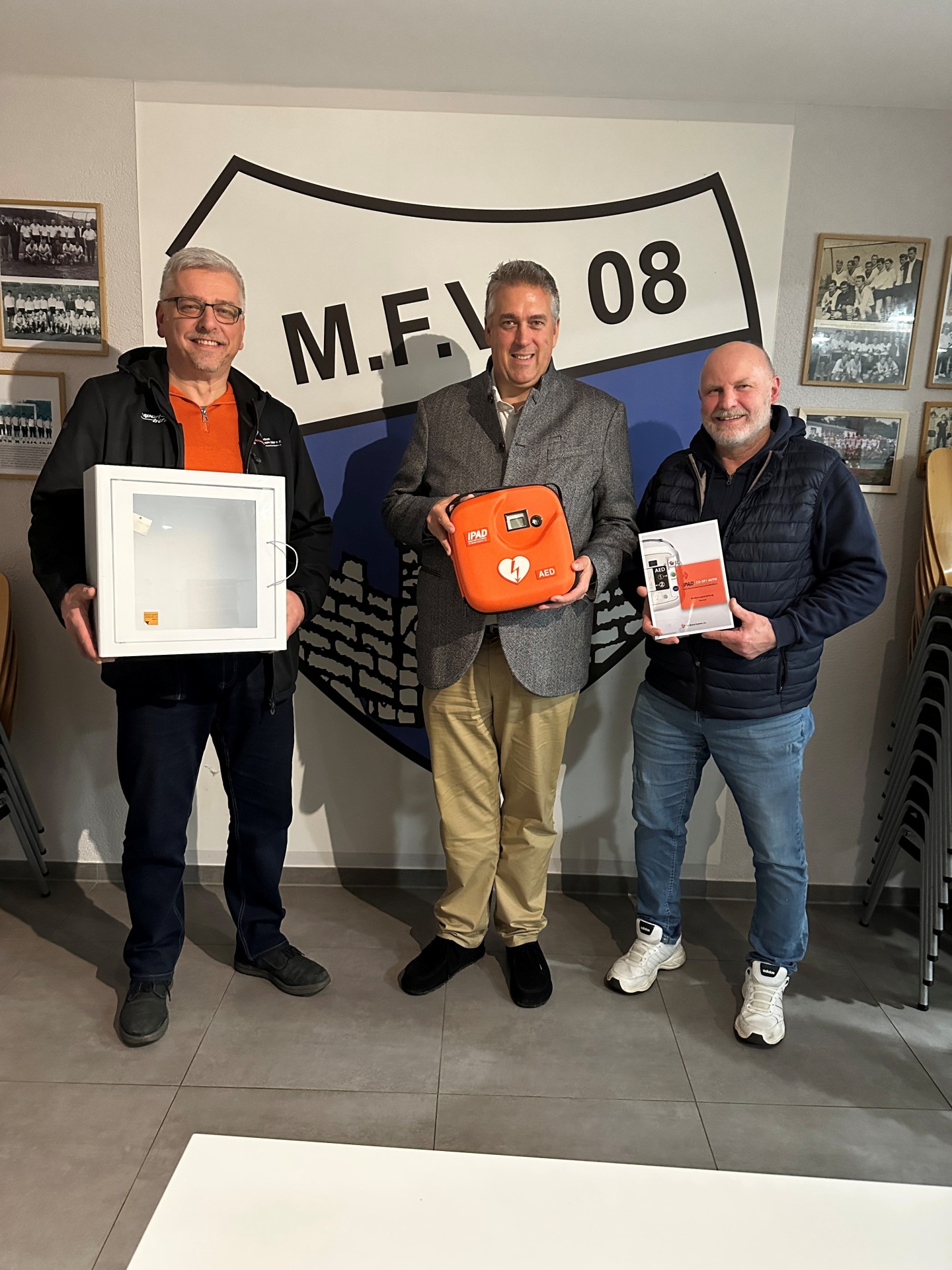 Bildunterschrift von links: Sportkreisvorsitzender Markus Reckziegel, 1. Vorsitzender Melsunger FV 08 Nils Weigand, Sportbeauftragter des Schwalm-Eder-Kreises Jörg-Thomas Görl. Beste Grüße