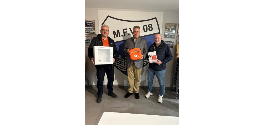 Bildunterschrift von links: Sportkreisvorsitzender Markus Reckziegel, 1. Vorsitzender Melsunger FV 08 Nils Weigand, Sportbeauftragter des Schwalm-Eder-Kreises Jörg-Thomas Görl. Beste Grüße